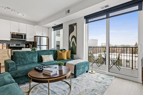 Luxury Uptown 2Bed Condo with Patio, Gym, Office