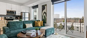 Luxury Uptown 2Bed Condo with Patio, Gym, Office