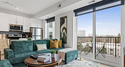 Luxury Uptown 2Bed Condo with Patio, Gym, Office