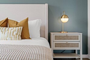 2 chambres, bureau, fer et planche à repasser, lit de bébé portatif