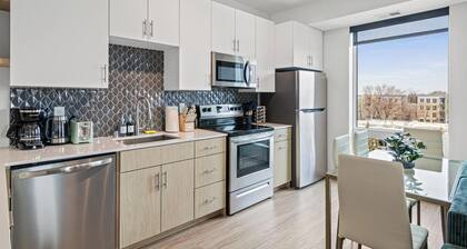 Luxury and Modern 2BD/2BA condo in Trendy Uptown w Free WiFi, Gym, Patio & View!