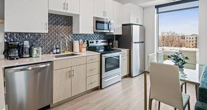 Luxury Uptown 2Bed Condo with Patio |Gym |Office