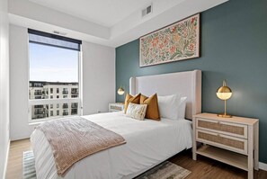 2 bedrooms, desk, iron/ironing board, travel cot - Luxury Uptown 2Bed Condo with Patio |Gym |Office (Minneapolis)
