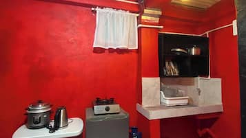 Kühlschrank, Herdplatte, Kochgeschirr/Geschirr/Besteck