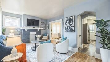 Een smart-tv en een open haard