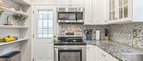 Een koelkast, een microgolfoven, een oven, een kookplaat