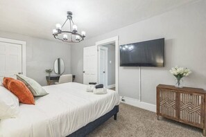 3 bedrooms, desk, iron/ironing board, free WiFi