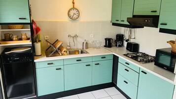 Fridge, microwave, stovetop, dishwasher