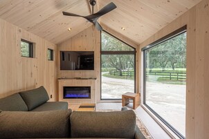 Deluxe Cabin, 1 Bedroom, Pets Allowed | Living area