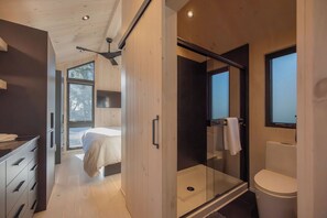 Cabaña Deluxe, 1 habitación, se aceptan mascotas | Baño | Regadera, secadora de cabello, toallas, jabón
