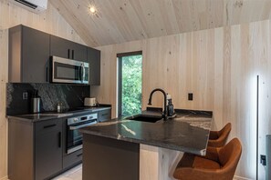 Cabaña Deluxe, 1 habitación, se aceptan mascotas | Cocina privada | Refrigerador con congelador, microondas, horno y parrilla de estufa