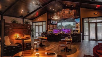 2 restaurants, American cuisine