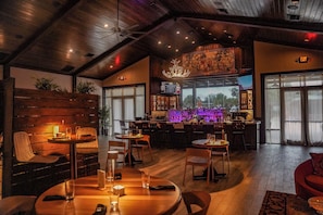 2 restaurantes; se sirve cocina americana