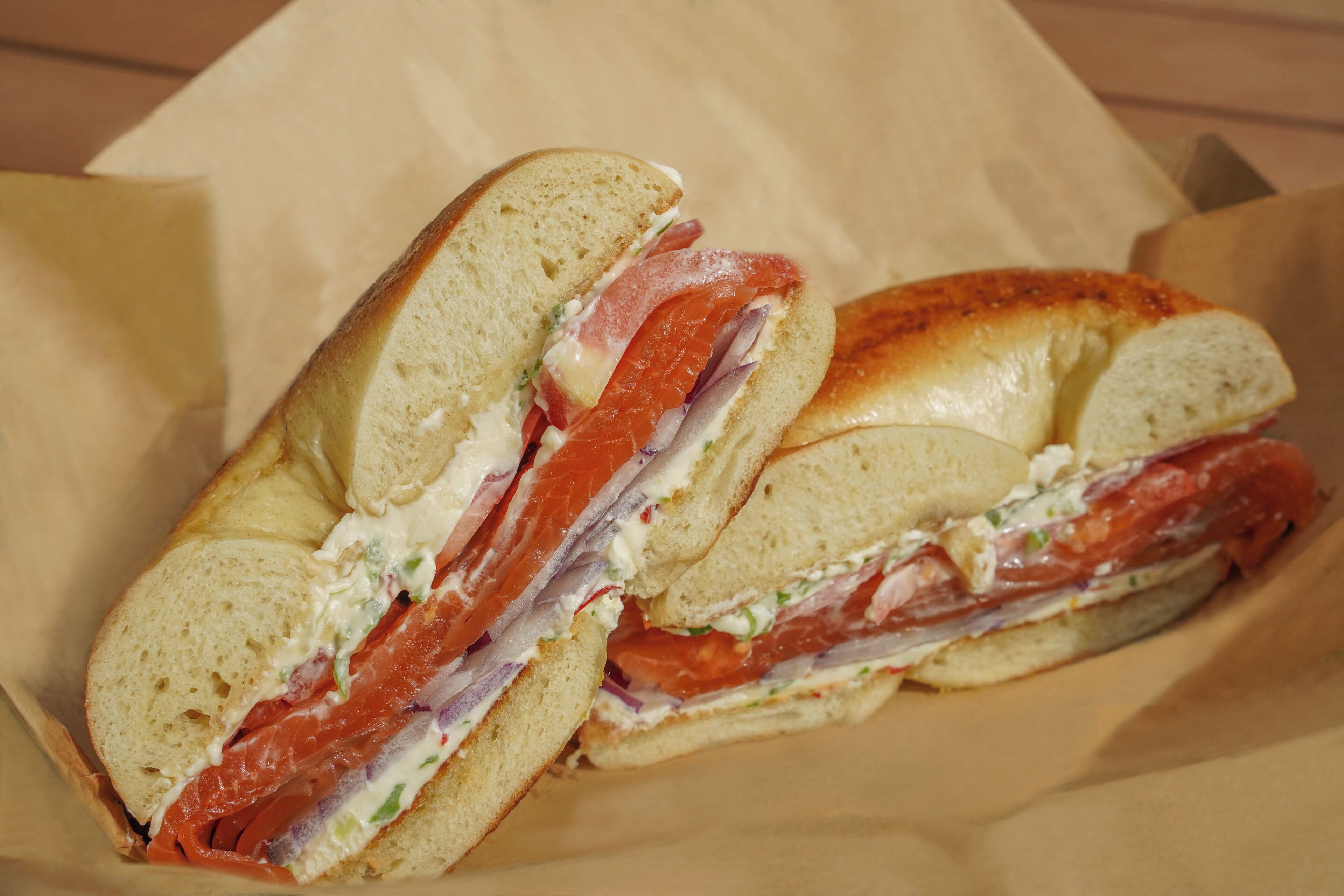Un sándwich con numerosas capas de ingredientes.
