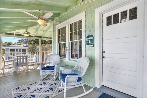 4 bedroom beach house with large screen porch, mid beach location