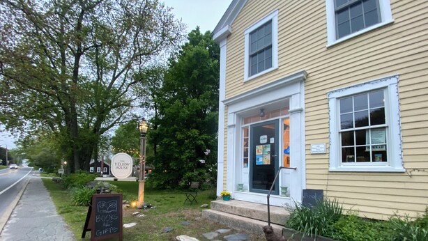 A building with a closed sign, a small garden with stepping stones, and a street lamp. - Charming Apt above Bookshop in Historic Tiverton Four Corners Village Center! (Tiverton)