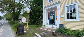 Charming Apt above Bookshop in Historic Tiverton Four Corners Village Center!