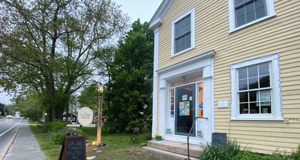 Charming Apt above Bookshop in Historic Tiverton Four Corners Village Center!