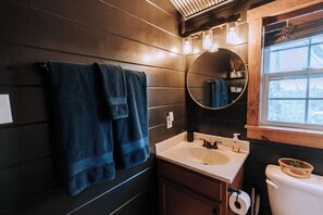 Dutxa, assecador de cabells, tovalloles i sabó 