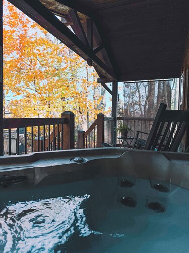 Charming cabin for 2, with private hot tub and peaceful creek