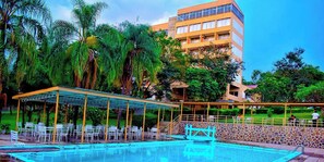 Una piscina al aire libre