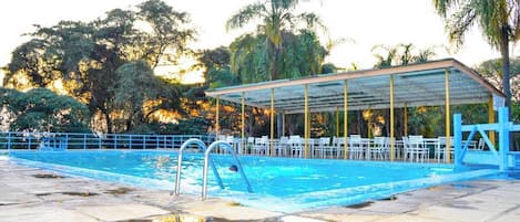 Una piscina al aire libre