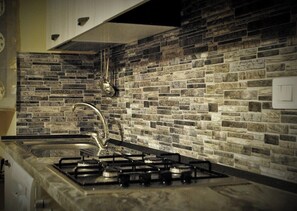 Refrigerador, horno, parrilla de estufa y cafetera y tetera 