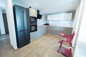 ثلاجة، ميكروويف، فرن، موقد طهي مسطح