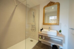 Douche, séchoir à cheveux, serviettes fournies, savon
