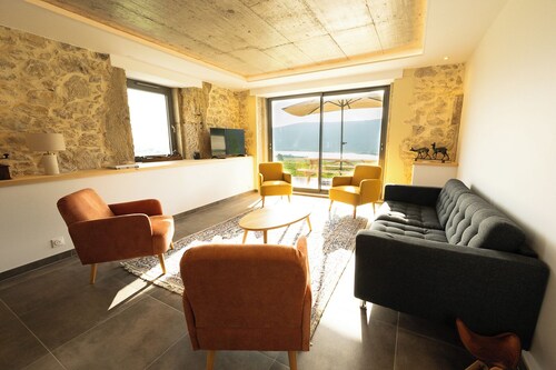 Le 214, between Lakes and Mountains