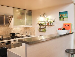 Jääkaappi, mikroaaltouuni, uuni, astianpesukone