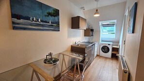 Kühlschrank, Mikrowelle, Wasserkocher mit Kaffee-/Teezubehör