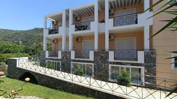 Classic Studio, Balcony, Garden View | Terrace/patio