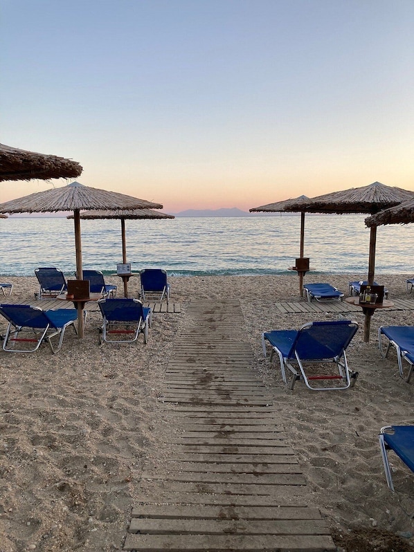 On the beach, sun-loungers, beach umbrellas, beach volleyball - Apollon ex. Albatros (Lesvos)