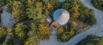 Grain Bin Cabin w/Hot Tub. 2 levels w/Balcony. 1.5 Bathrooms & Pet Friendly!