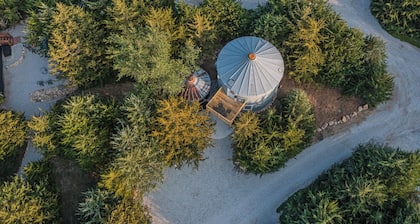 Grain Bin Cabin w/Hot Tub. 2 levels w/Balcony. 1.5 Bathrooms & Pet Friendly!