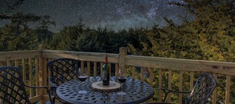 Grain Bin Cabin w/Hot Tub. 2 levels w/Balcony. 1.5 Bathrooms