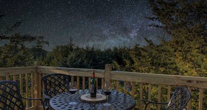 Grain Bin Cabin w/Hot Tub. 2 levels w/Balcony. 1.5 Bathrooms