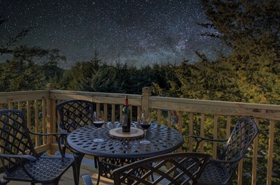 Grain Bin Cabin w/Hot Tub. 2 levels w/Balcony. 1.5 Bathrooms