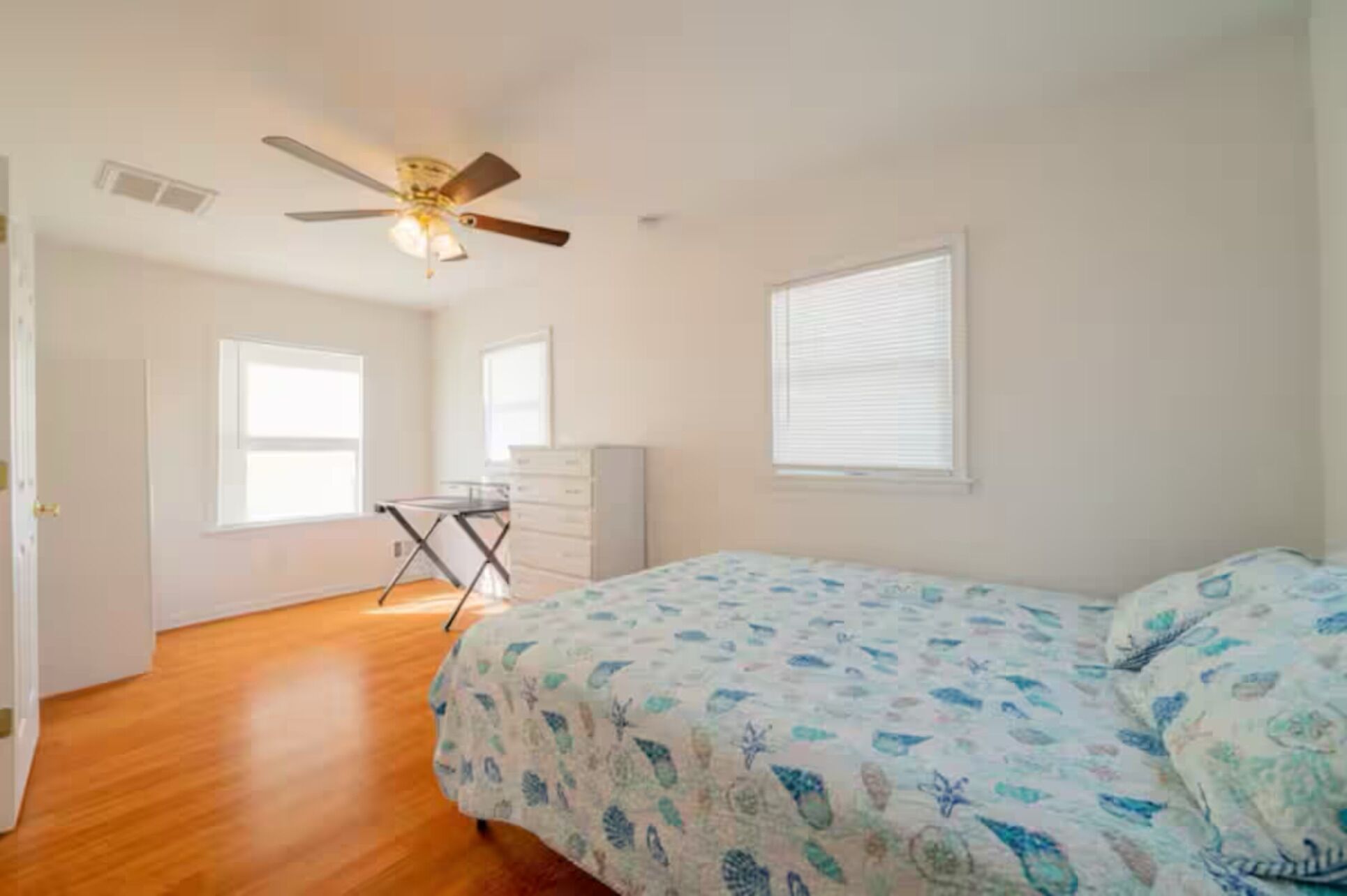 1 habitación, escritorio, tabla de planchar con plancha y cuna de viaje 