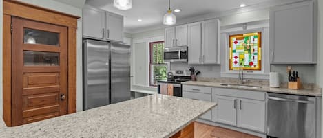 Geladeira, micro-ondas, fogão, cooktop