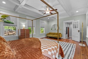 4 bedrooms, desk, free WiFi, bed sheets