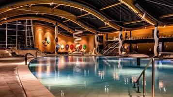 2 kolam renang tertutup, kolam renang terbuka, payung kolam