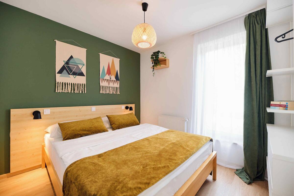 Minibar, free WiFi, bed sheets