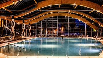 2 kolam renang tertutup, kolam renang terbuka, payung kolam