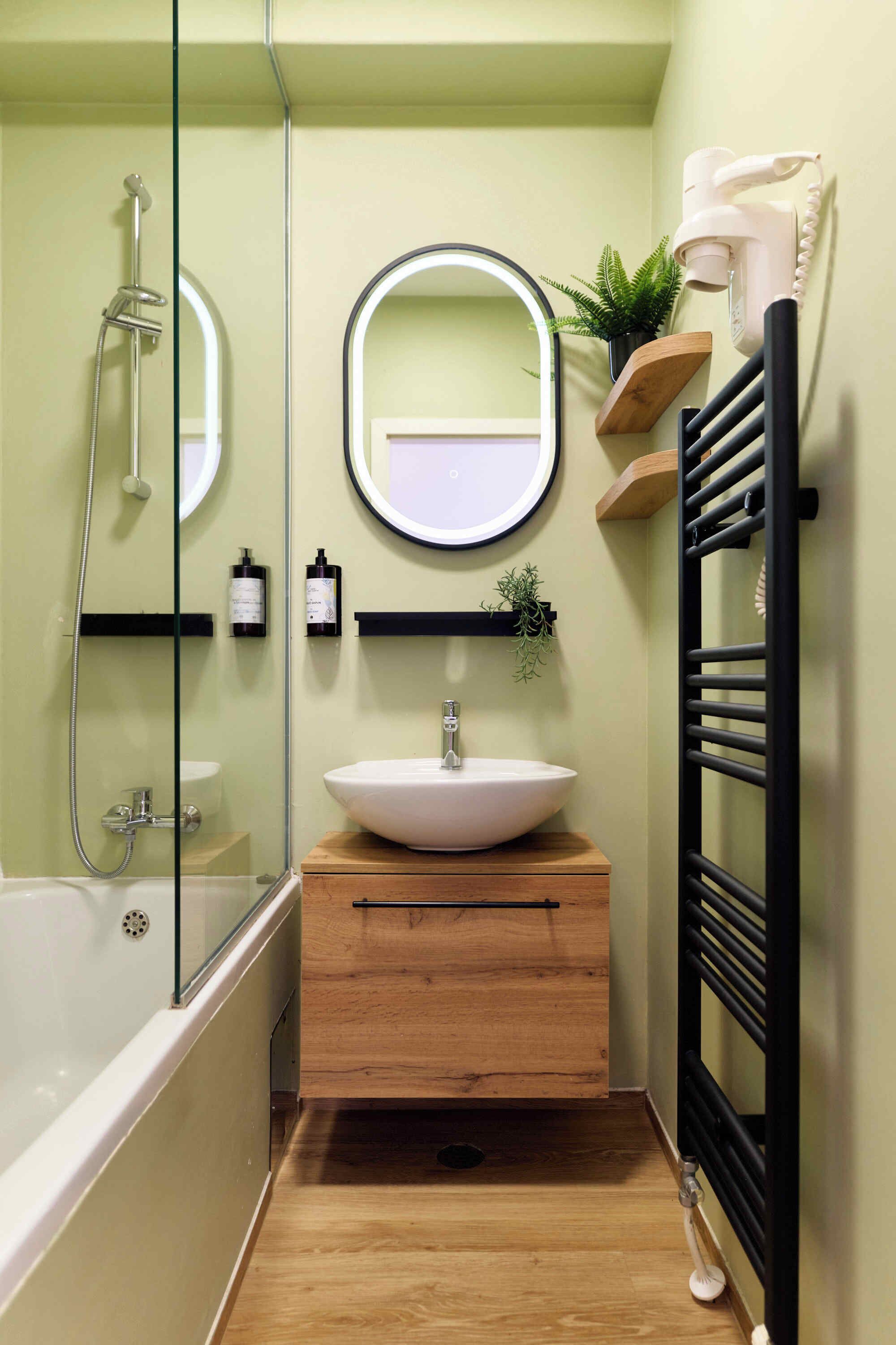 Kombinert dusj/badekar, hårføner, håndklær og såpe