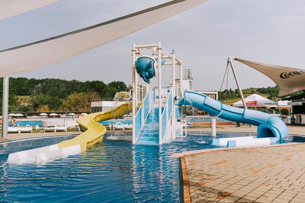 Un parc aquatique avec des toboggans et une zone de piscine.