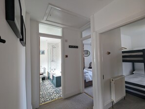 Hair dryer, towels, soap, toilet paper - Coble Cottage. By the sea, family and dog friendly (Spittal)