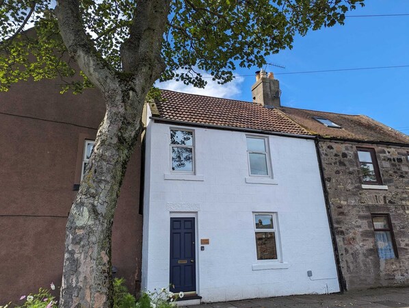 Exterior - Coble Cottage. By the sea, family and dog friendly (Spittal)