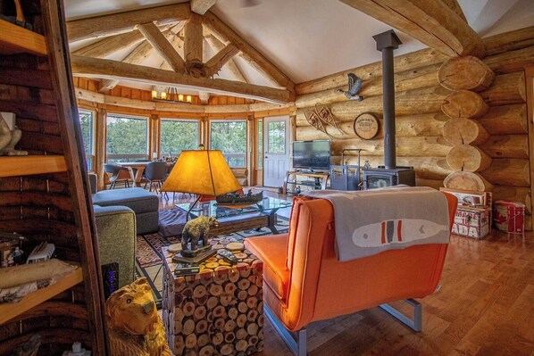Smart TV, fireplace, DVD player